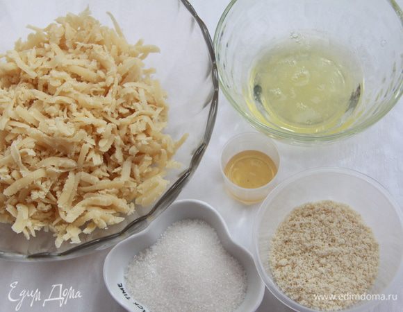 Миндальную пасту натереть на крупной тёрке или раскрошить руками. Подготовить сахар, белок, миндальную муку, ванильный экстракт (или миндальный).