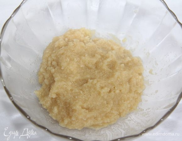 Ингредиенты смешать до образования однородной массы. Тесто получается довольно-таки липкое. Положить его в пакет, в холодильник на полчаса.