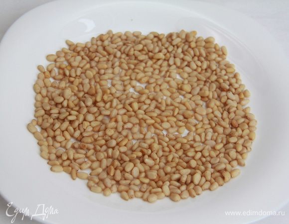 Орехи выложить тонким слоем на плоскую поверхность/тарелку.