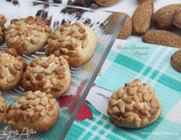 По желанию присыпать сахарной пудрой. Я не стала - и так сладкие. Хранить в прохладном месте не более месяца. Думаю, у вас, как и у меня, так надолго пиньоли не залежатся))) Приятного чаепития!