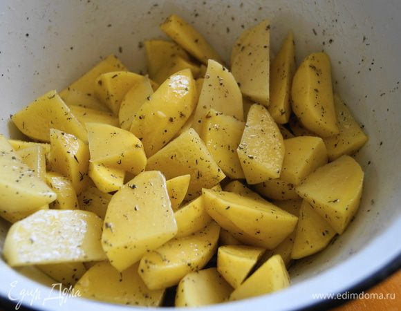 Очищенный и промытый картофель нарезать на дольки, посолить, поперчить, сбрызнуть маслом и посыпать итальянскими травами. Хорошо перемешать.