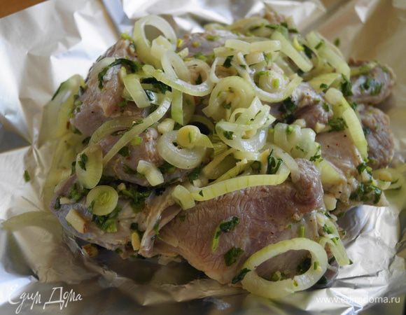 Противень смазать маслом. В фольгу выложить мясо.