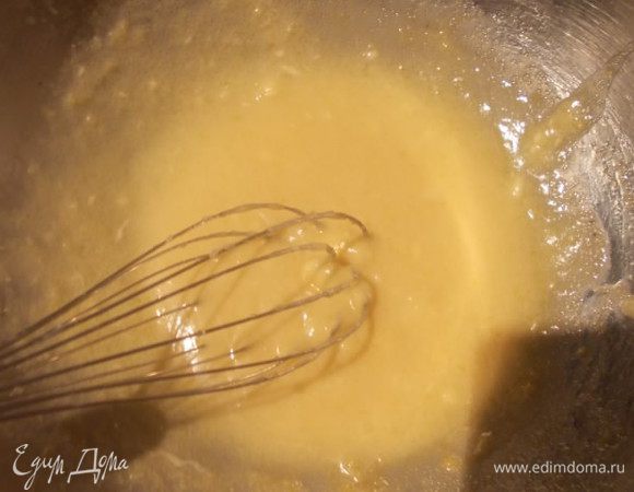 На водяной бане,топим масло с сахаром и добавляем желтки,продолжаем нагревать,непрерывно помешивая,пока масса,не станет горячей.