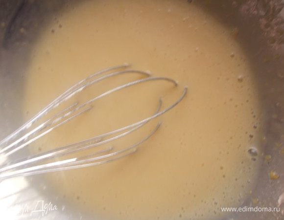 В горячую массу,добавить 0.5 ч .л. соды и взбить.