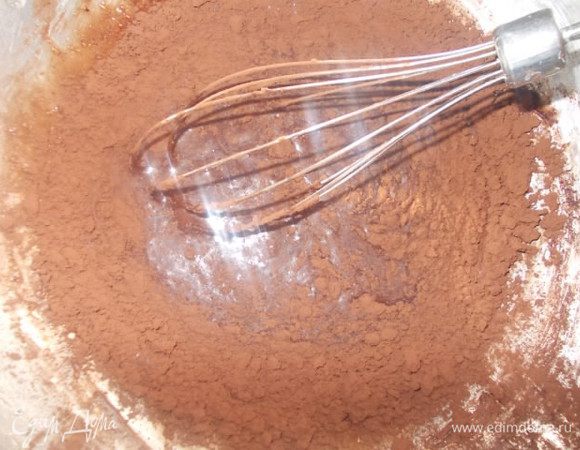 Добавляем в горячую массу,какао и хорошо перемешиваем.