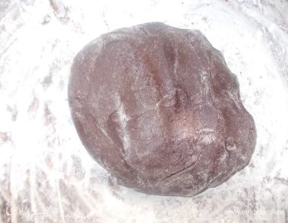 Добавляем муку и замешиваем тесто. Тесто должно быть густое,но не сильно,чтобы можно было его легко раскатать,поэтому муку добавляйте постепенно. Муки может понадобится чуть больше,или чуть меньше. Отставить в сторону.