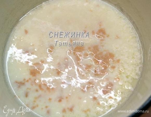 Кефир немного нагреваем, разводим в нём дрожжи со щепоткой сахара. Оставляем на 10-15 минут. Я использовала свежие дрожжи, можно взять сухие, тогда понадобится 1 ч.л.