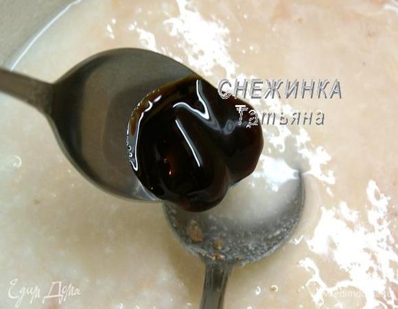 Добавляем соль и мёд, у меня был гречишный. Мне кажется, в хлебе он особенно хорош.