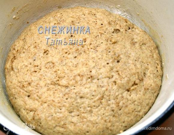 Закрываем пищевой плёнкой или полотенцем и оставляем в тёплом месте минимум на 2 часа.