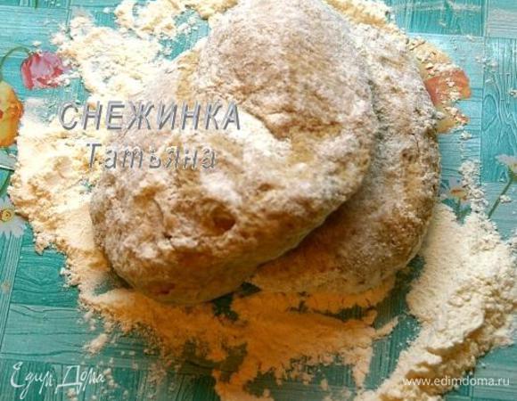 Подошедшее тесто обмять, на рабочую поверхность насыпать 40 г муки, выложить тесто и снова вымесить. Тесто будет нежным, мягким.