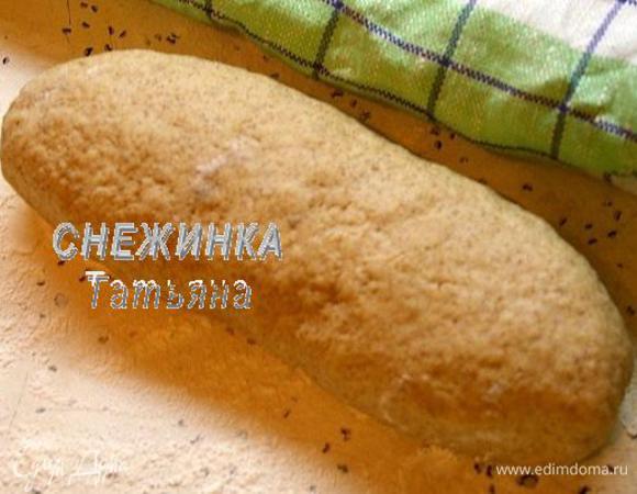 Сворачиваем, формируя хлебец. Противень присыпаем мукой, кладём хлебец. Прикрываем полотенцем и оставляем в тёплом месте минимум на 2 часа, чем больше оставить, тем пушистее он будет.