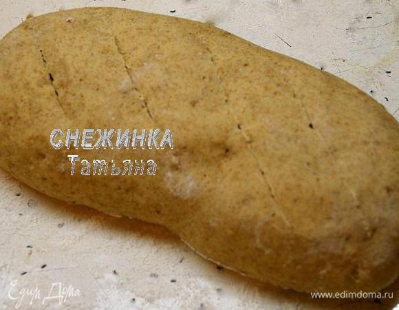 Перед выпечкой на хлебце делаем надрезы тонким острым ножом или лезвием.