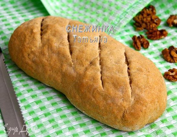 Духовку разогреваем до 250С. Сбрызгиваем стенки духовки водой и ставим хлебец. Печём при 250С 5 минут, затем температуру убавляем до 190С и печём ещё около 25 минут.