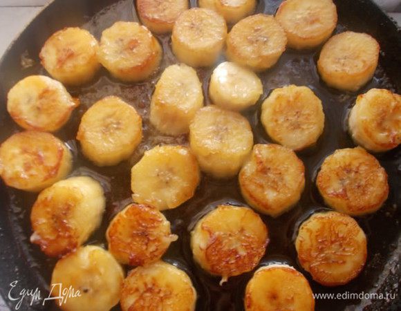 Бананы,порезать кружочками и сбрызнуть соком лимона. Сливочное масло растопить и добавить сахар,когда начнет кипеть,выкладываем бананы и обжариваем с двух сторон.