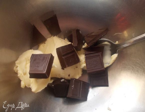Растопить масло с шоколадом и влить сливки.