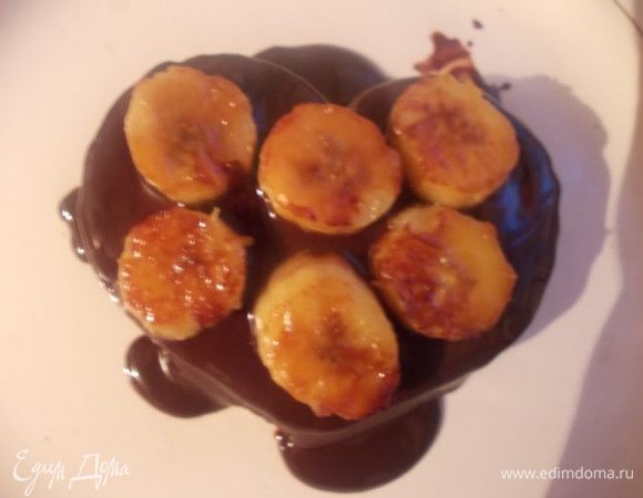 Коржи перемазываем шоколадным соусом. Одно пирожное,я сделала в середине с бананами,а второе,выложила бананы сверху. 