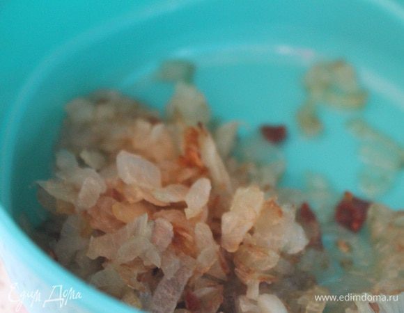 Приготовим сначала начинку. Луковицу нарезать мелким кубиком и обжарить на масле до золотистого цвета.