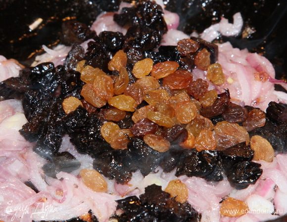 Филе сельди очищаем от костей, режем на кусочки. Лук нарезать полукольцами и спассеровать на растительном масле до полупрозрачности. Чернослив помыть, обсушить и ьез косточки порезать на мелкие кусочки. Добавить к луку вместе с майораном и изюмом, протушить.