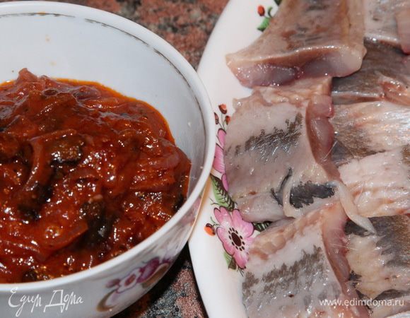 Берем соус и подготовленную сельдь.