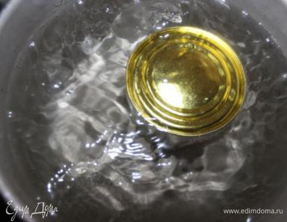 Для начала поставим вариться сгущенку на пару часов.