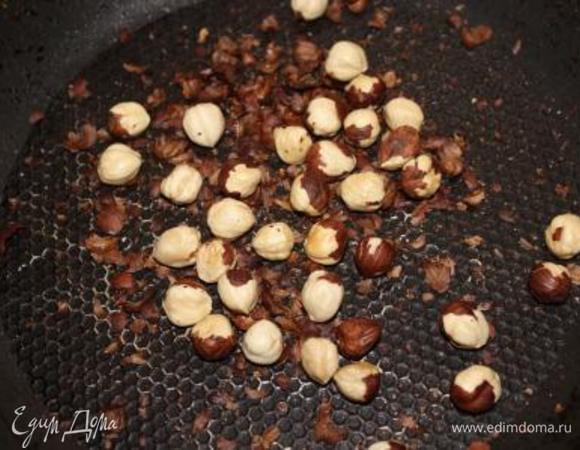 Подсушим фундук на сухой сковороде и очистим его от шелухи.