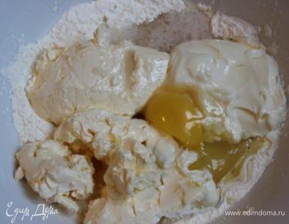 Займемся тестом. Маргарин необходимо размять, добавить сахар, яйцо, майонез, растительное масло, гашеную в уксусе соду, крахмал и ванилин. Все тщательно перемешать. Постепенно добавить муку, ее нужно столько, чтобы тесто отставало от рук. У меня ушло 2,5 стакана.