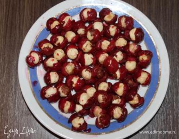 Готовим начинку. Берем вишенку и вкладываем в нее орешек, она полностью его не закроет, но это не страшно, мы все закатаем в тесто.