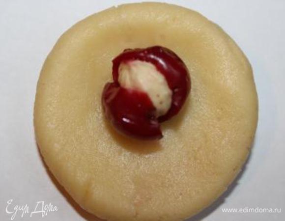 Из теста формируем шарики размером с грецкий орех, расплющиваем и кладем в середину начинку. Аккуратненько "закатываем" ее в тесто. Делать это просто, тесто очень податливое.