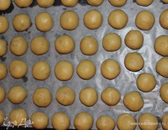 Кладем шарики на противень, застеленный бумагой для выпечки. Класть лучше, оставляя расстояние между шариками по-больше, чем у меня, т.к. они прилично вырастут в объеме, что я не очень учла))) И отправляем в разогретую до 180 градусов духовку примерно на 30 минут до зарумянивая.