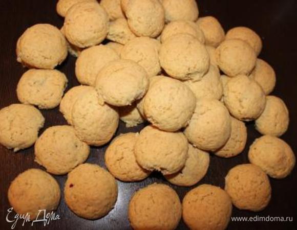 Вот такие шарики в итоге. Хочу сказать, что можно было бы на этом этапе и закончить (украсив, к примеру, растопленным шоколадом), так как получаются самодостаточные и очень вкусные печенья!!!  Но у нас же праздничные пирожные!!! Так что беремся за оформление.