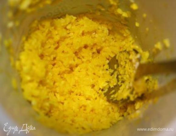 Так как все-таки 8 марта, я решила оформить их по-актуальнее. Для этого окрашиваем кокосовую стружку в желтый цвет. Я красила пищевым красителем.