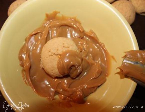 Открываем уже сваренную сгущенку, обмазываем ею шарик и обкатываем его в посыпке (я делала все руками).