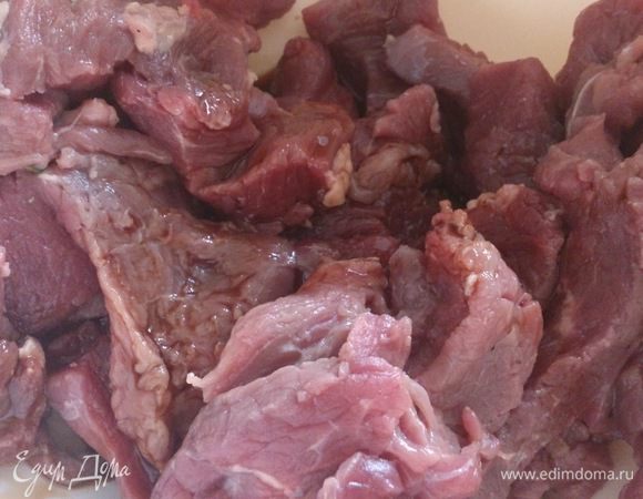 Мясо нарезать узкими тонкими полосками, сложить в миску и залить соевым соусом.