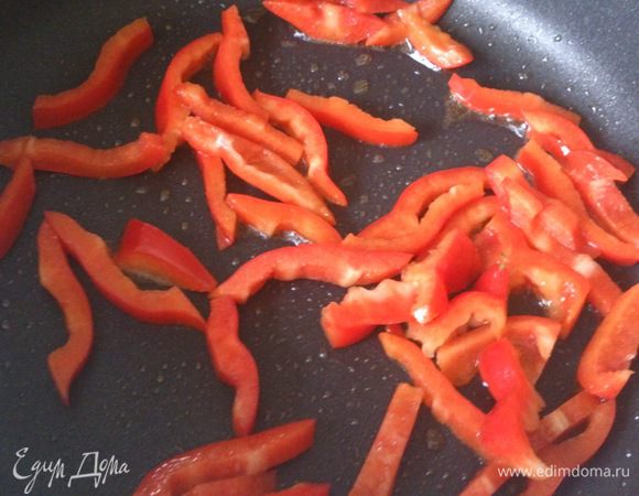 Перец нарезать тонкими полосками, разогреть 1 ст ложку масла и обжарить перец 4 минуты часто помешивая. Выложить на тарелку.