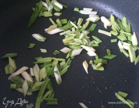 В той же сковороде обжарить нарезанный кусочками 4-5 см лук. Выложить его к перцу.