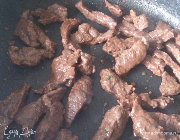 В сковороду добавить оставшееся масло и обжарить мясо 8-10 минут до золотистой корочки. Выложить к овощам.