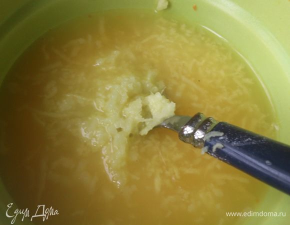 Смешать сок, крахмал, цедру и имбирь, влить в сковороду и прогреть 2-3 минуты. Для кислинки по желанию можно добавить в соус горсть клюквы.