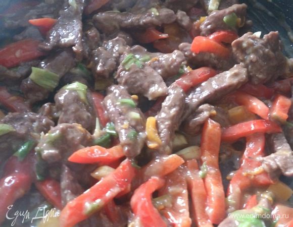 Выложить в соус мясо с овощами.