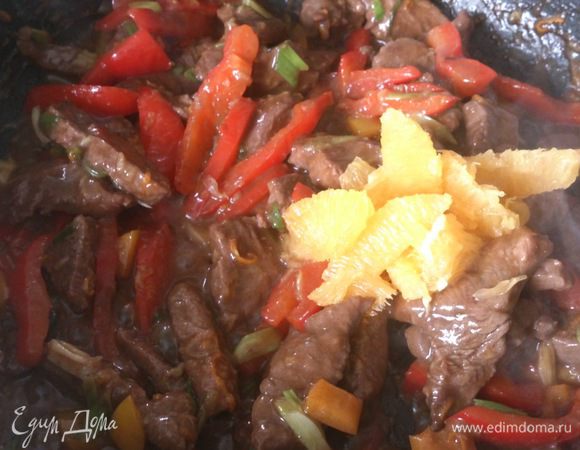 Добавить апельсины к мясу, приправить солью и перцем, прогреть 2-3 минуты, постоянно помешивая.