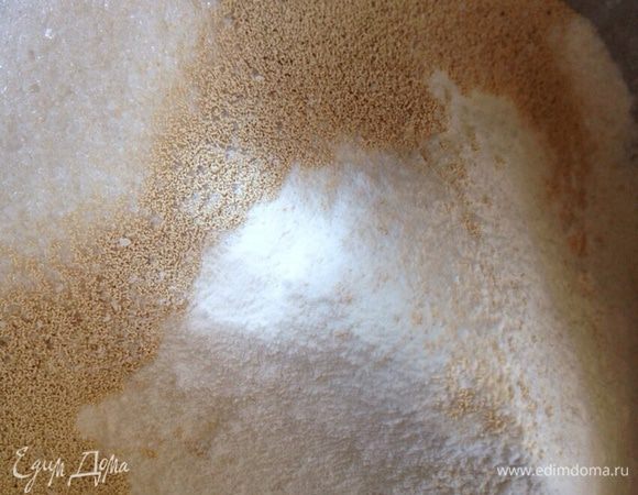 В миске смешать муку, сахар, дрожжи и соль.