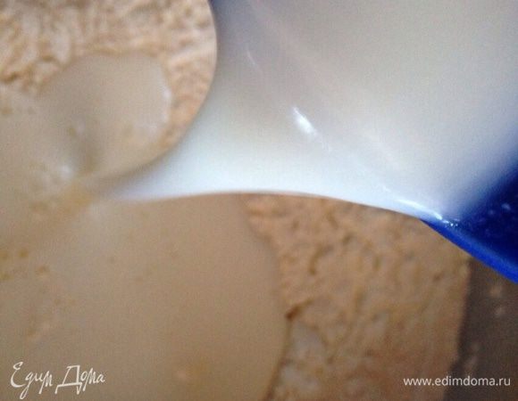 К сухим ингредиентам влить кефир(теплый)....