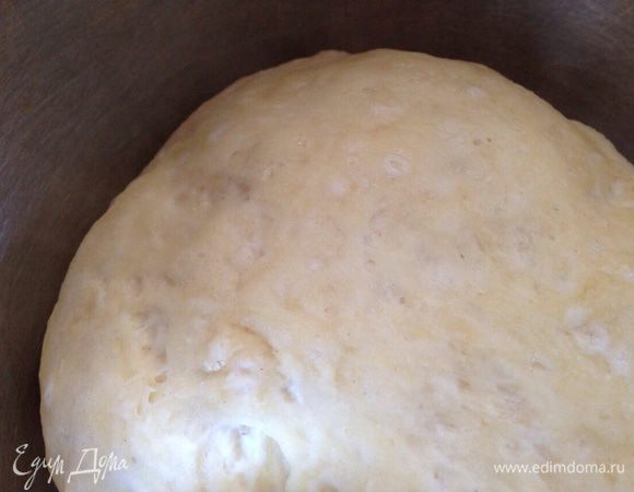 Замесить мягкое и эластичное тесто. Оставить на 1 час для подъема.