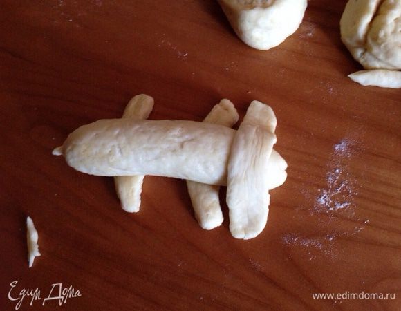 Сформировать 'песика'..))) Но это лучше делать уже на противне, застеленном бумагой для выпечки!!!