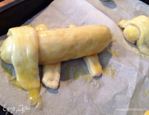 Смазать пирожки желтком. И поставить выпекаться на 20-25 минут, при температуре 180 градусов.