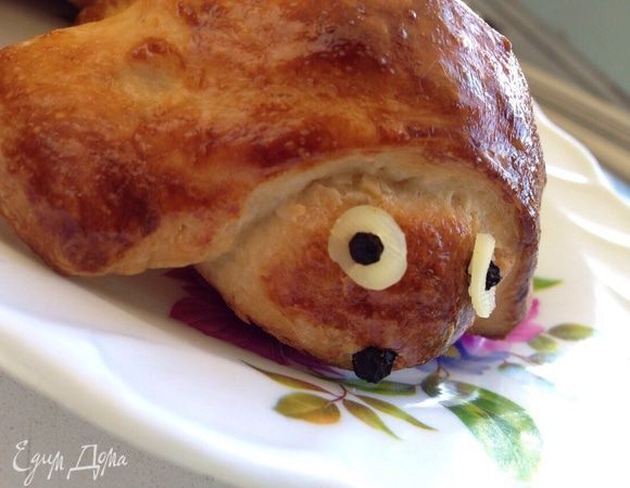 Хот-догам дать чуть-чуть остыть. А затем из сыра и перца (или кусочков маслин)сделать глазки и носик.