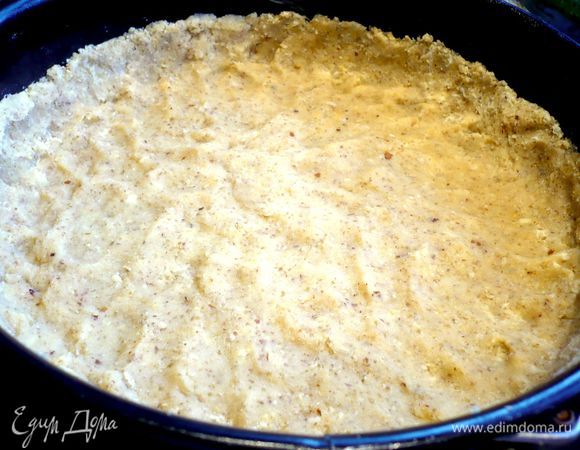 Форму диаметром 24 см смазываем маслом. Для теста смешиваем муку, молотый миндаль, масло, соль и желтки в крошку и добавляем лимонную кислоту. Слегка перемешиваем и выкладываем тесто в форму, равномерно распределяем его по дну, образуя небольшие бортики. Ставим в морозилку на 10 минут.