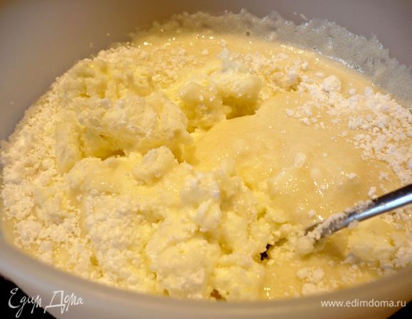 Духовку разогреваем до 180 градусов. Признаюсь, что каша у меня была подготовлена заранее, я использовала 370 г готовой каши из холодильника. Если вы будете готовить кашу отдельно для тарта, с нее необходимо начинать, доведем до кипения молоко с щепоткой соли и сахаром, всыпем, постоянно помешивая венчиком, крупу, варим до загустения каши, постоянно помешивая. Затем нужно дать каше немного остыть. Потом соединим ее с творогом, добавим пудру, сок лимона и ванильную эссенцию.