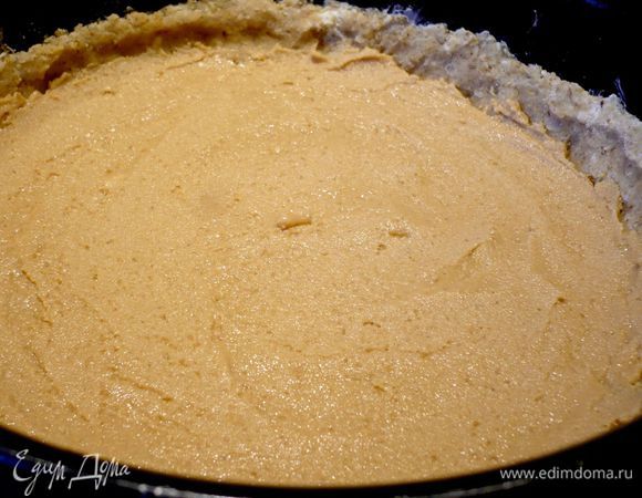Для арахисового крема. В блендере сначала измельчаем немного сахар, вводим орехи, перемешиваем до мелкой крошки и добавляем масло, вымешиваем в блендере до кремовой консистенции. Нам потребуется 175 г арахисового крема. Равномерно выкладываем его на тесто.