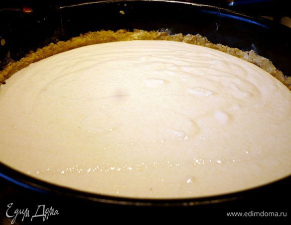 Сверху выкладываем творожно-манную массу. Ставим в духовку на 40 минут. Под решетку на которой стоит форма, лучше всего подставить противень, просто у меня форма с тартом пролила пару сладких слез))). 