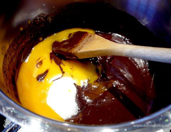 Теперь добавляем желтки и сахар. Перемешиваем хорошенько. 